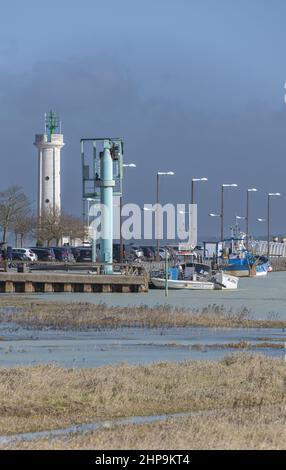 Le Port du Hourdel à marée Haute et ses bateaux amarrés. Le phare et la baie de Somme Stockfoto