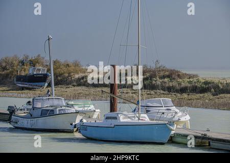 Le Port du Hourdel à marée Haute et ses bateaux amarrés. Le phare et la baie de Somme Stockfoto