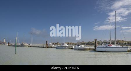 Le Port du Hourdel à marée Haute et ses bateaux amarrés. Le phare et la baie de Somme Stockfoto