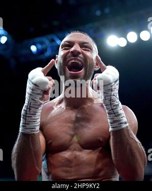 Kell Brook feiert, nachdem er Amir Khan beim Weltweight Contest-Kampf in der AO Arena in Manchester besiegt hat. Bilddatum: Samstag, 19. Februar 2022. Stockfoto