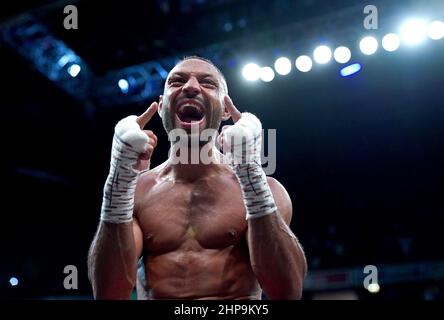 Kell Brook feiert, nachdem er Amir Khan beim Weltweight Contest-Kampf in der AO Arena in Manchester besiegt hat. Bilddatum: Samstag, 19. Februar 2022. Stockfoto