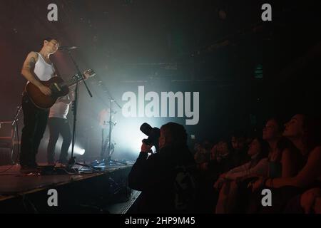 Madrid, Spanien. 20th. Februar 2022. Sänger David Ruiz von der Gruppe La M.O.D.A. tritt während des Konzerts im Sala La Riviera in Madrid auf. Kredit: SOPA Images Limited/Alamy Live Nachrichten Stockfoto