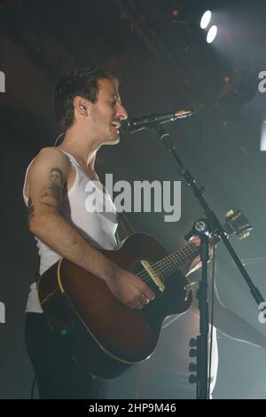 Madrid, Spanien. 20th. Februar 2022. Sänger David Ruiz von der Gruppe La M.O.D.A. tritt während des Konzerts im Sala La Riviera in Madrid auf. Kredit: SOPA Images Limited/Alamy Live Nachrichten Stockfoto