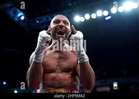 Kell Brook feiert, nachdem er Amir Khan beim Weltweight Contest-Kampf in der AO Arena in Manchester besiegt hat. Bilddatum: Samstag, 19. Februar 2022. Stockfoto