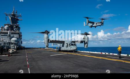 PAZIFISCHER OZEAN (Feb 18, 2022) MV-22B Ospreys, die an Marine Medium Tiltrotor Squadron (VMM) 165 (verstärkt) angeschlossen sind, 11th Marine Expeditionary Unit (MEU), führt Flugoperationen an Bord des amphibischen Sturmschiffs USS Essex (LHD 2) der Wasp-Klasse durch, 18. Februar 2022. Matrosen und Marineinfanteristen der Amphibious Ready Group (ARG) von Essex und der MEU von 11th sind im Gange, Routineoperationen in der US-3rd-Flotte durchzuführen. (USA Navy Foto von Mass Communication Specialist 3rd Klasse Isaak Martinez) Stockfoto