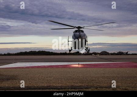 Chief Warrant Officer Eitel „Ben“ Hahn, Lakota Helicopter Instructor Pilot für Delta Company 1st Battalion 223rd Aviation Regiment, bereitet sich auf die Landung einer UH-72 Lakota während seines letzten Fluges am Shell Army Heliport, Fort Rucker, Alabama, am 18. Februar 2022 vor. Vor 35 Jahren begann Hahn seine Reise in der Armee in Fort McLellan, Alabama, für die grundlegende Kampfausbildung. (USA Armee-Foto von SPC. Jordan Arnold) Stockfoto