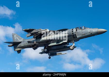 PAZIFISCHER OZEAN (Feb 18, 2022) ein an das Marine Attack Squadron (VMA) 214, 11th Marine Expeditionary Unit (MEU) angeschlossener AV-8B Harrier führt Flugoperationen mit dem amphibischen Sturmschiff USS Essex der Wasp-Klasse (LHD 2) durch, 18. Februar 2022. Matrosen und Marineinfanteristen der Amphibious Ready Group (ARG) von Essex und der MEU von 11th sind im Gange, Routineoperationen in der US-3rd-Flotte durchzuführen. (USA Navy Foto von Mass Communication Specialist 3rd Klasse Isaak Martinez) Stockfoto