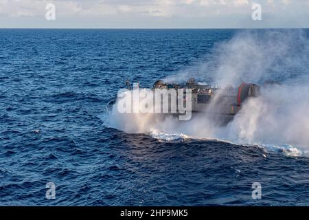 PAZIFISCHER OZEAN (Feb 18, 2022) Landungsschiff, Luftkissen an der Assault Craft Unit (ACU) 5 befestigt, führt Bohrdeckoperationen mit dem amphibischen Sturmschiff USS Essex (LHD 2) der Wasp-Klasse durch, 18. Februar 2022. Matrosen und Marineinfanteristen der Amphibious Ready Group (ARG) von Essex und der MEU von 11th sind im Gange, Routineoperationen in der US-3rd-Flotte durchzuführen. (USA Navy Foto von Mass Communication Specialist 3rd Klasse Isaak Martinez) Stockfoto