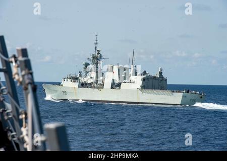 220215-N-UP745-2050 MITTELMEER (FEB 15, 2022) die kanadische Marine Halifax-Klasse HMCS Montreal (FFH 336) durchreist das Mittelmeer entlang des Arleigh Burke-Klasse Lenkraketen-Zerstörers USS Jason Dunham (DDG 109), 15. Februar 2022. Jason Dunham ist Teil der Harry S. Truman Carrier Strike Group, die planmäßig im Einsatzgebiet der Sechsten US-Flotte zur Unterstützung von Marineoperationen eingesetzt wird, um die maritime Sicherheit zu wahren und die Interessen der USA, der Alliierten und der Partner in Europa und Afrika zu verteidigen. (USA Navy Foto von Mass Communication Specialist 3rd Class Theoplis Stewart II) Stockfoto