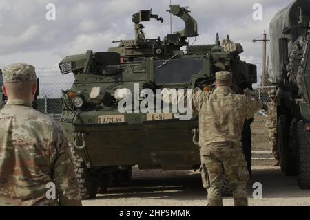 Soldaten der US-Armee mit 2nd Kaliber-Regiment führen einen Stryker in Position in Mihail Kogălniceanu, Rumänien, 13. Februar 2022. Das Kalvarienregiment von 2nd unter dem Kommando des V-Korps ist Teil unserer Verpflichtung, Seite an Seite mit unseren NATO-Alliierten und Partnern zu stehen, um ihre Souveränität und Sicherheit zu gewährleisten. (USA Armeefoto von Adam M. Manternach) Stockfoto