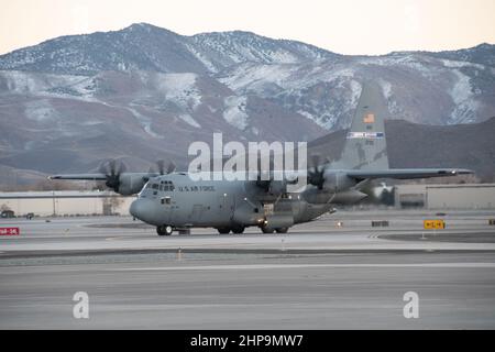 Die Nevada Air National Guard und ihre Familien begrüßten die Airmen vom 152nd Airlift Wing, der die letzten vier Monate damit verbracht hatte, im gesamten Verantwortungsbereich des U.S. Africa Command (AFRICOM) Luftaufnahmen und Luftaufnahmen zu liefern. Diese Flugbesatzung, Betreuer und das Logistik-Einsatzgeschwader Airmen waren seit 2018 beim ersten Einsatz der Air Expeditionary Force im Einsatz. Stockfoto