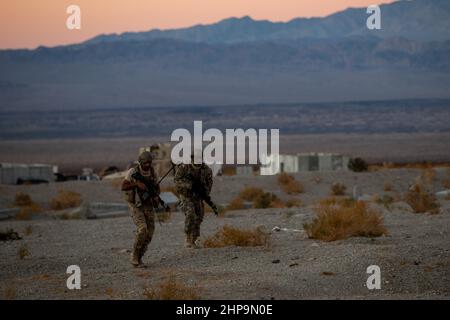 Soldaten der Vereinigten Arabischen Emirate mit 3rd Kompanie, 1st Bataillon, Al Forsan Brigade, Präsidentengarde, Ausstieg in eine defensive Position während der Marine Air Ground Task Force Warfighting Übung 1-22 im Marine Corps Air Ground Combat Center, Twentynine Palms, Kalifornien, 26. Oktober 2021. Das U.S. Marine Corps und die VAE-PG pflegen durch fortwährende bilaterale Ausbildungsverpflichtungen und -Programme eine enge Beziehung, um die Fähigkeit der anderen zu verbessern, Terrorismusbekämpfungsoperationen durchzuführen, kritische Infrastrukturen zu schützen und die nationale Verteidigung zu unterstützen. (USA Marine Corps Foto von Lance CPL. Joshua Sechser) Stockfoto