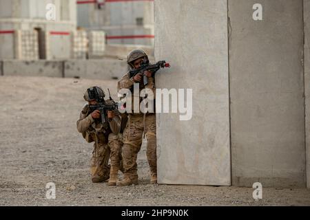 Soldaten der Vereinigten Arabischen Emirate mit 3rd Kompanie, 1st Bataillon, Al Forsan Brigade, Präsidentengarde feuern während der Kampfübung der Marine Air Ground Task Force 1-22 im Marine Corps Air Ground Combat Center, Twentynine Palms, Kalifornien, 26. Oktober 2021 leere Runden auf eine in Übung kämpfende feindliche Kraft. Das U.S. Marine Corps und die VAE-PG pflegen durch fortwährende bilaterale Ausbildungsverpflichtungen und -Programme eine enge Beziehung, um die Fähigkeit der anderen zu verbessern, Terrorismusbekämpfungsoperationen durchzuführen, kritische Infrastrukturen zu schützen und die nationale Verteidigung zu unterstützen. (USA Marine Corps Foto von Lance C Stockfoto