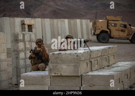 Soldaten der Vereinigten Arabischen Emirate mit 3rd Kompanie, 1st Bataillon, Al Forsan Brigade, Präsidentengarde feuern während der Kampfübung der Marine Air Ground Task Force 1-22 im Marine Corps Air Ground Combat Center, Twentynine Palms, Kalifornien, 26. Oktober 2021 leere Runden auf eine in Übung kämpfende feindliche Kraft. Das U.S. Marine Corps und die VAE-PG pflegen durch fortwährende bilaterale Ausbildungsverpflichtungen und -Programme eine enge Beziehung, um die Fähigkeit der anderen zu verbessern, Terrorismusbekämpfungsoperationen durchzuführen, kritische Infrastrukturen zu schützen und die nationale Verteidigung zu unterstützen. (USA Marine Corps Foto von Lance C Stockfoto