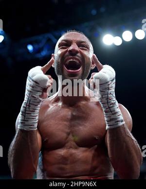 Kell Brook feiert, nachdem er Amir Khan beim Weltweight Contest-Kampf in der AO Arena in Manchester besiegt hat. Bilddatum: Samstag, 19. Februar 2022. Stockfoto