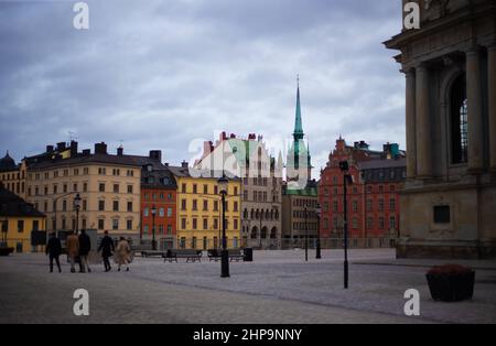 Panoramablick auf Stockholms Altstadt bei bewölktem Wetter im Freien Stockfoto