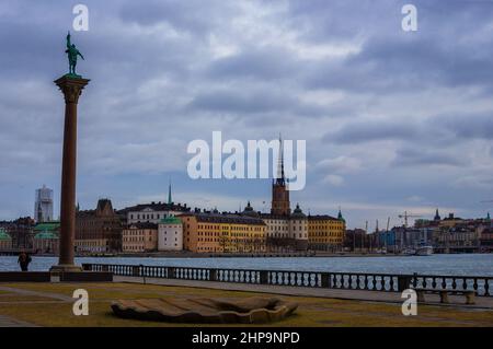 Panoramablick auf Stockholms Altstadt bei bewölktem Wetter im Freien Stockfoto