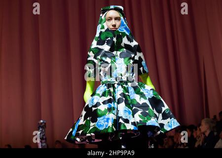 London, Großbritannien. 19. Februar 2022. Models auf dem Laufsteg während der Richard Quinn Fashion Show in der Lindley Hall, London, während der London Fashion Week 2022. Bilddatum: Samstag, 19. Februar 2022. Bildnachweis sollte lauten: Matt Crossick/Empics/Alamy Live News Stockfoto