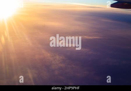 Luftaufnahme vom Flugzeug zum Sonnenuntergang über der Küste im Freien Stockfoto