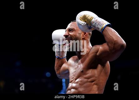 Kell Brook feiert, nachdem er Amir Khan beim Weltweight Contest-Kampf in der AO Arena in Manchester besiegt hat. Bilddatum: Samstag, 19. Februar 2022. Stockfoto