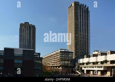 The Barbican Centre, Lakeside Terrace mit den Wohntürmen des Barbican Estate im Hintergrund, City of London Stockfoto