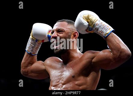 Kell Brook feiert, nachdem er Amir Khan beim Weltweight Contest-Kampf in der AO Arena in Manchester besiegt hat. Bilddatum: Samstag, 19. Februar 2022. Stockfoto