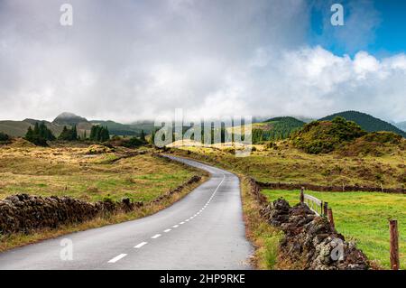 Straße, die eine Landschaft der Terceira Insel, Azoren, durchquert Stockfoto