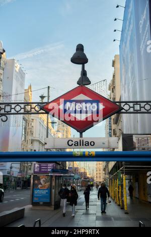 Nahaufnahme des Metro-Schildes am Eingang der Metrostation Callao, Gran Via. Stockfoto