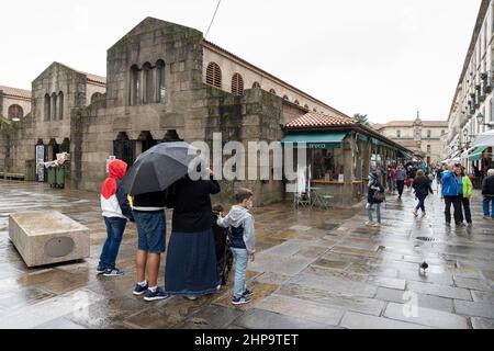 Besucher kaufen im Mercado de Abastos in Santiago de Compostela, Spanien, ein. Die Stadt ist der Endpunkt des Jakobswegs, des alten katholischen Pilgrs Stockfoto