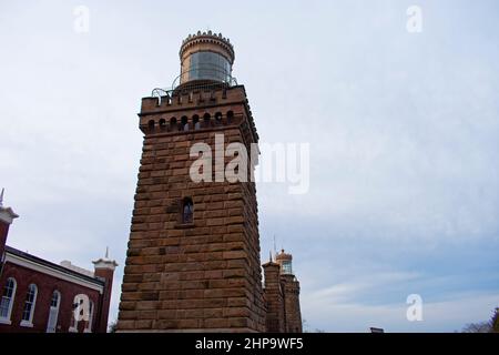 Nicht betriebsbereiter historischer Zwillingsleuchttürme in Highlands, New Jersey, mit Blick auf Sandy Hook Bay -02 Stockfoto