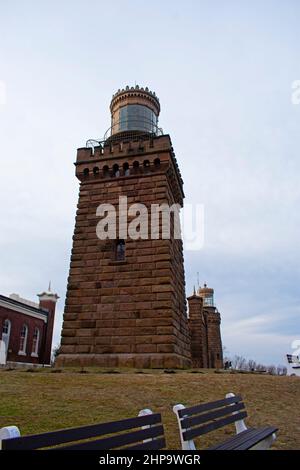 Nicht betriebsbereites historisches Zwillingsgebäude in Highlands, New Jersey, mit Blick auf die Sandy Hook Bay in einem vertikalen Aspekt -03 Stockfoto