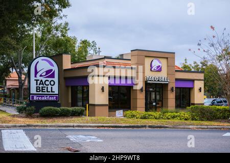 Orlando, Florida - 6. Februar 2022: Horizontale Weitansicht des Taco Bell Restaurantgebäudes von außen. Stockfoto