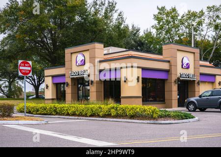 Orlando, Florida - 6. Februar 2022: Horizontale Nahaufnahme des Taco Bell Restaurantgebäudes von außen. Stockfoto