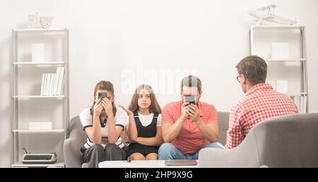 Psychologe geben Familientherapie für Telefon süchtig Papa Mutter und Tochter Mädchen, Beziehung Stockfoto