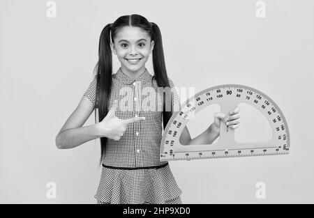 Zurück zur Schule. Algebra und Geometrie. Kind studiert Mathematik. Moderne Bildung. Stockfoto