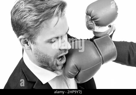 Verlieren Sie die Situation. Geschäftsmann schlug ins Gesicht. Junger Mann schlug mit Boxhandschuh. Besiegt im Kampf Stockfoto