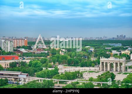 Moskau, Russland - 26. Mai 2021: Blick vom Cosmos Hotel auf die Gebäude der Stadt Moskau. Die Umgebung rund um VDNKh und Ostankino TV Tower Stockfoto