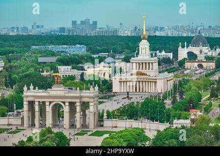 Moskau, Russland - 26. Mai 2021: Blick vom Cosmos Hotel auf die Gebäude der Stadt Moskau. Die Umgebung rund um VDNKh und Ostankino TV Tower Stockfoto