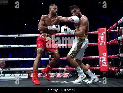 Kell Brook (links) im Einsatz gegen Amir Khan in der AO Arena, Manchester. Bilddatum: Samstag, 19. Februar 2022. Stockfoto