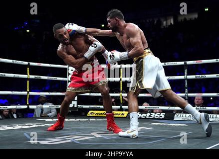 Kell Brook (links) im Einsatz gegen Amir Khan in der AO Arena, Manchester. Bilddatum: Samstag, 19. Februar 2022. Stockfoto