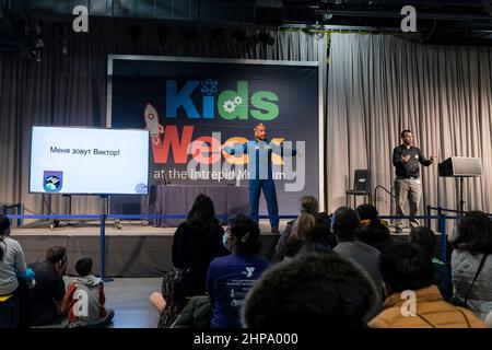 NASA-Astronaut Victor J. Glover, Jr. spricht während der Kids Week am 19. Februar 2022 im Intrepid Sea, Air & Space Museum in New York. Astronaut Glover sprach über seine Erziehung, seine Erfahrungen in der Luftwaffe und in der Weltraumforschung. Er betonte die Bedeutung der Bildung, insbesondere im Bereich DES MINT und des Erlernens anderer Sprachen, und gab ein Beispiel dafür, dass er Russisch lernte, um mit russischen Kosmonauten auf der Internationalen Raumstation zu fliegen. Er forderte die Kinder auf, Mathematik, Naturwissenschaften und Ingenieurwissenschaften zu lernen. (Foto von Lev Radin/Sipa USA) Stockfoto