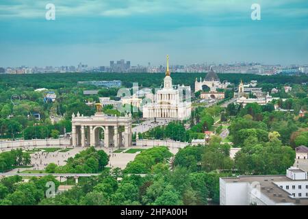 Moskau, Russland - 26. Mai 2021: Blick vom Cosmos Hotel auf die Gebäude der Stadt Moskau. Die Umgebung rund um VDNKh und Ostankino TV Tower Stockfoto