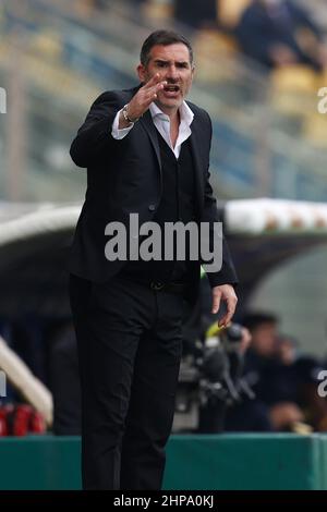 Parma, Italien. 19th. Februar 2022. Cristiano Lucarelli (Ternana Calcio) Gesten während Parma Calcio gegen Ternana Calcio, Italienisches Fußballspiel der Serie B in Parma, Italien, Februar 19 2022 Quelle: Independent Photo Agency/Alamy Live News Stockfoto