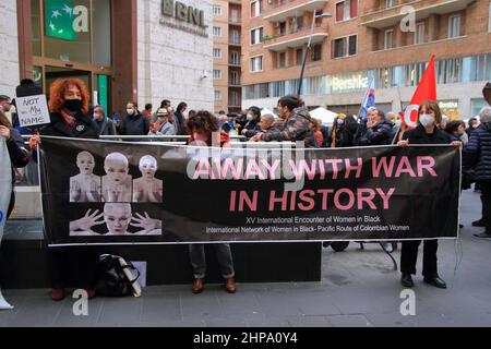 19. Februar 2022, Benevento, Kampanien/Neapel, Italien: Neapel, Italien - 19. Februar 2022 : die Menschen zeigen eine Flagge, während sie an der Veranstaltung teilnehmen.Frauen und Männer demonstrierten im Zentrum von Neapel, weil sie für eine andere Zukunft kämpfen wollen als die gegenwärtige, in der die Beziehungen zwischen den Völkern entmilitarisiert und auf sozialer und ökologischer Gerechtigkeit aufgebaut werden. Sie sagen laut:.-KEIN MANN, KEIN EURO ZUM KRIEG.-STOPPEN SIE JETZT DIE MILITÄRISCHE ESKALATION IN DER UKRAINE!.Es ist Zeit für unser Land, die NATO zu verlassen, die militärische Knechtschaft aufzugeben und die vielen Basen zu demobilisieren, die es zu einem Flugzeugträger für die W machen Stockfoto