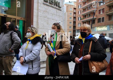 19. Februar 2022, Benevento, Kampanien/Neapel, Italien: Neapel, Italien - 19. Februar 2022 :Frauen ukrainischer Nationalität tragen den Schal mit den Farben ihrer Nationalflagge während der Veranstaltung. Frauen und Männer demonstrierten im Zentrum von Neapel, weil sie für eine andere Zukunft kämpfen wollen als die gegenwärtige, in der die Beziehungen zwischen den Völkern entmilitarisiert und auf sozialer und ökologischer Gerechtigkeit aufgebaut werden. Sie sagen laut:.-KEIN MANN, KEIN EURO FÜR DEN KRIEG.-STOPPEN SIE JETZT DIE MILITÄRISCHE ESKALATION IN DER UKRAINE! Es ist Zeit für unser Land, die NATO zu verlassen, die militärische Knechtschaft aufzugeben und den Mann zu demobilisieren Stockfoto