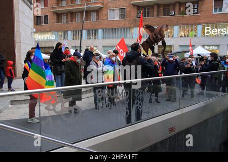 19. Februar 2022, Benevento, Kampanien/Neapel, Italien: Neapel, Italien - 19. Februar 2022: Frauen und Männer demonstrierten im Zentrum von Neapel, weil sie für eine andere Zukunft kämpfen wollen als die gegenwärtige, in der die Beziehungen zwischen den Völkern entmilitarisiert und auf sozialer und ökologischer Gerechtigkeit aufgebaut werden. Sie sagen laut:.-KEIN MANN, KEIN EURO FÜR DEN KRIEG.-STOPPEN SIE JETZT DIE MILITÄRISCHE ESKALATION IN DER UKRAINE!.Es ist Zeit für unser Land, die NATO zu verlassen, Lassen Sie die militärische Knechtschaft fallen und demobilisieren Sie die vielen Basen, die es zu einem Flugzeugträger für die Kriege im Mittelmeer und an den östlichen Grenzen machen Stockfoto