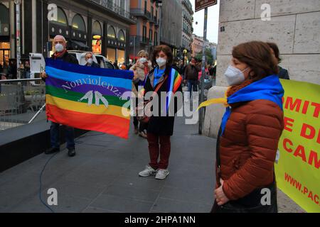 19. Februar 2022, Benevento, Kampanien/Neapel, Italien: Neapel, Italien - 19. Februar 2022 : die Menschen zeigen eine Flagge, während sie an der Veranstaltung teilnehmen.Frauen und Männer demonstrierten im Zentrum von Neapel, weil sie für eine andere Zukunft kämpfen wollen als die gegenwärtige, in der die Beziehungen zwischen den Völkern entmilitarisiert und auf sozialer und ökologischer Gerechtigkeit aufgebaut werden. Sie sagen laut:.-KEIN MANN, KEIN EURO ZUM KRIEG.-STOPPEN SIE JETZT DIE MILITÄRISCHE ESKALATION IN DER UKRAINE!.Es ist Zeit für unser Land, die NATO zu verlassen, die militärische Knechtschaft aufzugeben und die vielen Basen zu demobilisieren, die es zu einem Flugzeugträger für die W machen Stockfoto