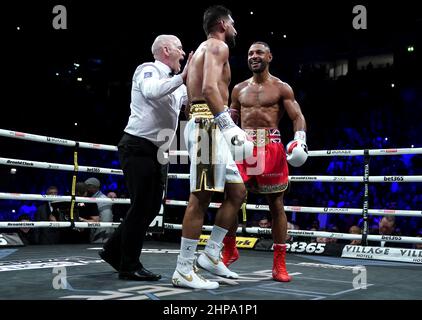 Schiedsrichter Victor Loughlin versucht, Amir Khan und Kell Brook am Ende der Runde 4th beim Weltweight Contest in der AO Arena, Manchester, zu trennen. Bilddatum: Samstag, 19. Februar 2022. Stockfoto