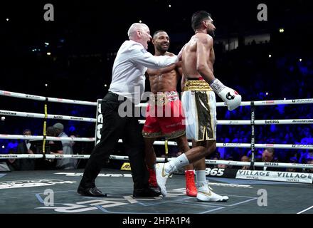 Schiedsrichter Victor Loughlin versucht, Amir Khan und Kell Brook am Ende der Runde 4th beim Weltweight Contest in der AO Arena, Manchester, zu trennen. Bilddatum: Samstag, 19. Februar 2022. Stockfoto