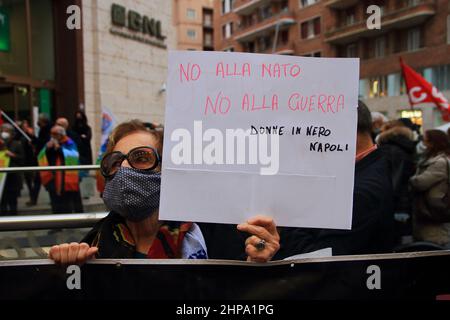 19. Februar 2022, Benevento, Kampanien/Neapel, Italien: Neapel, Italien - 19. Februar 2022: Ältere Frau mit Schild während der Teilnahme an der Veranstaltung.Frauen und Männer demonstrierten im Zentrum von Neapel, weil sie für eine andere Zukunft kämpfen wollen als die gegenwärtige, wo die Beziehungen zwischen den Völkern entmilitarisiert und auf sozialer und ökologischer Gerechtigkeit aufgebaut werden. Sie sagen laut:.-KEIN MANN, KEIN EURO FÜR DEN KRIEG.-STOPPEN SIE JETZT DIE MILITÄRISCHE ESKALATION IN DER UKRAINE!.Es ist an der Zeit für unser Land, die NATO zu verlassen, die militärische Knechtschaft aufzugeben und die vielen Basen zu demobilisieren, die es zu einem Flugzeugträger machen Stockfoto